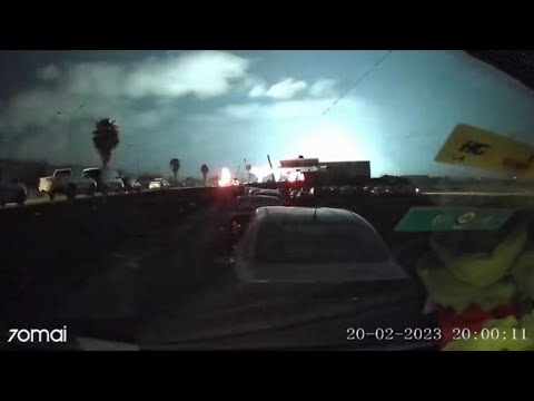 Nuovo terremoto in Turchia, il momento in cui la terra trema ripreso dalla dashcam un’auto