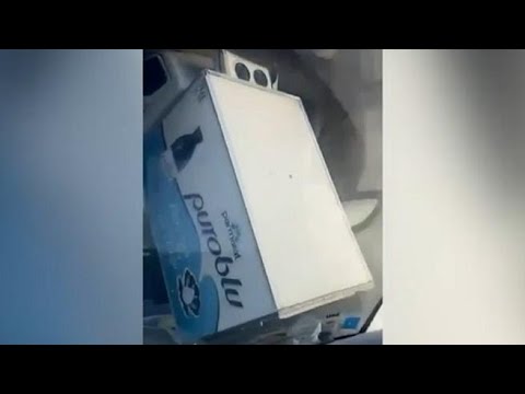 Ragusa, lo strano incidente: camion incastrato in verticale sotto il ponte