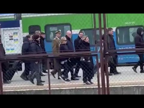 Meloni rientrata in Polonia dall’Ucraina: look casual con occhiali scuri e sneakers ai piedi