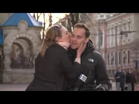 Una donna bacia il giornalista durante la diretta tv: «Sei molto carino». L’imbarazzo del…
