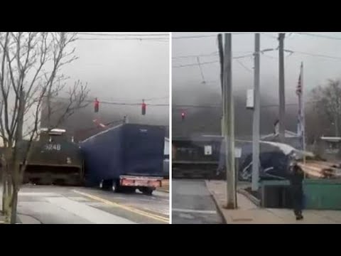 Camion bloccato sui binari della ferrovia: il treno lo travolge e distrugge