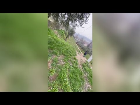 Camion di rifiuti si ribalta a Polpenazze, illeso il conducente