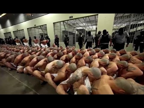 El Salvador, trasferiti duemila detenuti in una mega prigione per 40mila persone