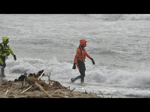 Barcone di migranti si spezza nel Crotonese, almeno 30 morti