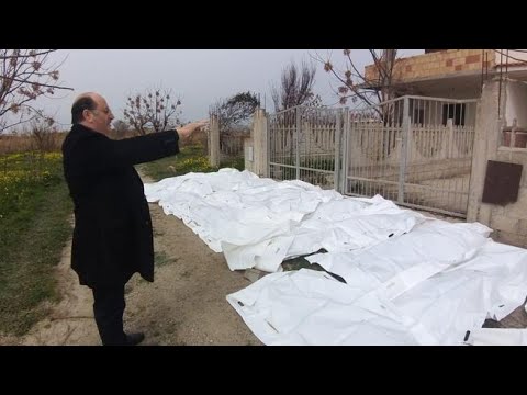 Naufragio a Crotone, un prete benedice le salme restituite dal mare