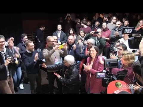 La neo segretaria del Pd Elly Schlein canta «Bella ciao» con i sui sostenitori
