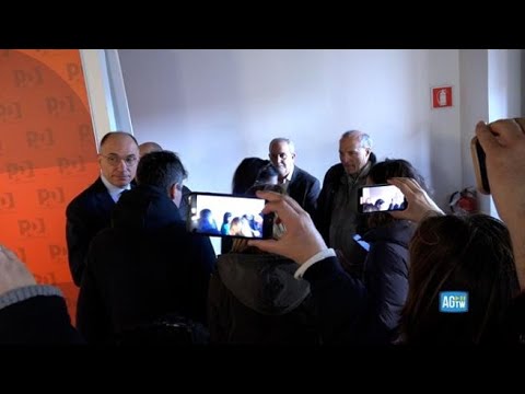 «Segretario!» e si gira Letta: momento di imbarazzo al passaggio di consegne con Elly Schlein