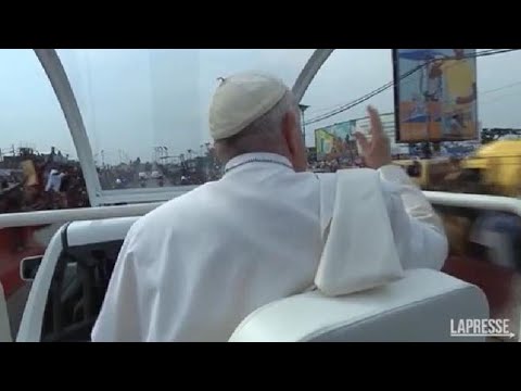 Il Papa atterra in Congo, fedeli in delirio per le strade di Kinshasa