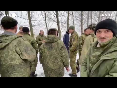 Ucraina, 63 prigionieri di guerra rilasciati tornano in Russia