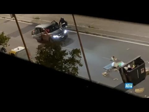 Napoli, in cinque assaltano un’auto per rubarla: la scena ripresa da una finestra