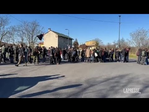 Cospito, il presidio degli anarchici davanti al carcere di Opera: «Al fianco di Alfredo»