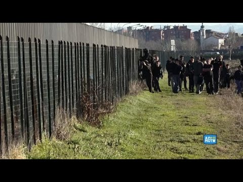 Sassi e petardi contro la polizia durante il presidio degli anarchici per Cospito al carcere di…