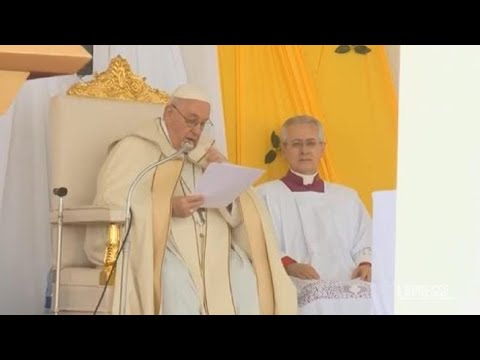 Papa alla messa a Giuba: «Deponiamo le armi dell’odio»