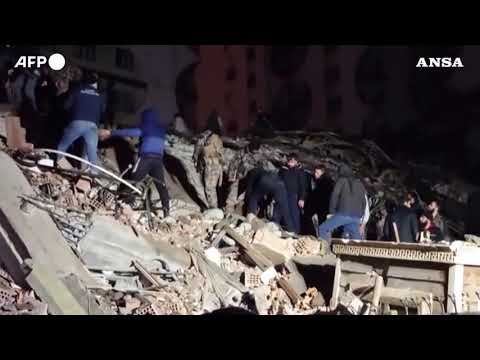 Terremoto fra Turchia e Siria, oltre 830 le vittime