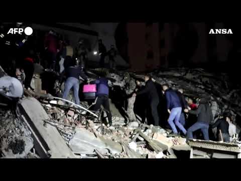 Terremoto tra Turchia e Siria, l’arrivo delle ambulanze a Diyarbakir