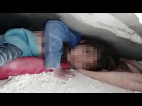 Il miracolo dei due bambini estratti vivi dopo 17 ore dalle macerie a Idlib