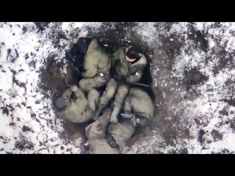 Soldati russi in una buca al fronte: drone sgancia un ordigno ma loro non scappano perché…