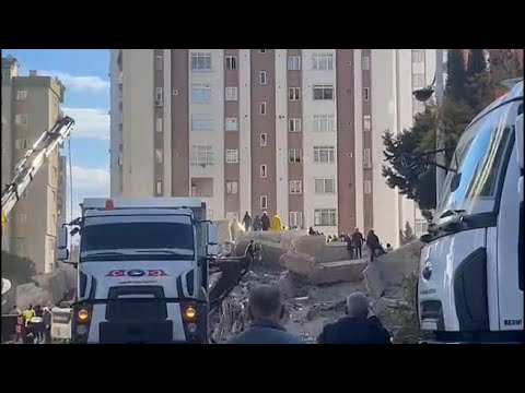 Tra i palazzi crollati di Adana, in silenzio in cerca delle voci dei sopravvissuti
