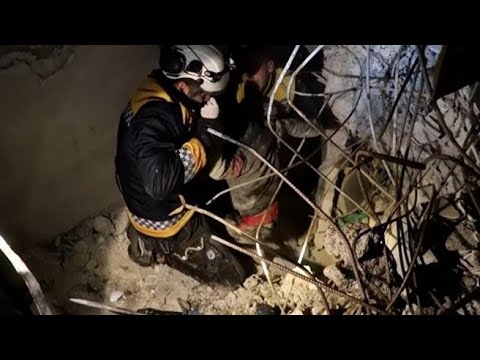 Terremoto, Siria: ragazzo estratto vivo dalle macerie a Jinderis
