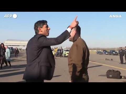 Zelensky in Uk, atterra all’aeroporto di Stansted: accolto dal primo ministro Sunak