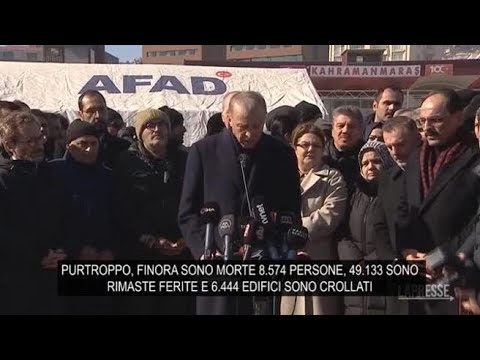 Erdogan nelle zone colpite dal sisma in Turchia: «Nessun cittadino sarà lasciato per strada»