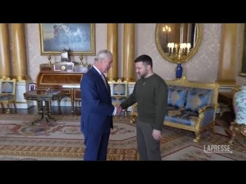 Re Carlo III stringe la mano a Zelensky emozionato: «Preoccupati per lei e per il suo Paese»