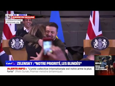 Londra, Zelensky interrompe la conferenza stampa per salutare giornalista ucraina della Bbc