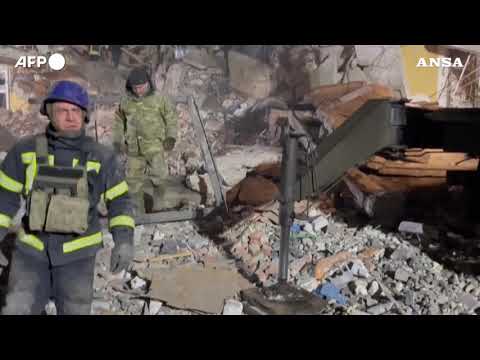 Ucraina: missili su Kramatorsk, i soccorritori scavano tra le macerie