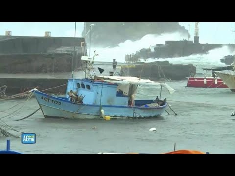Violenta mareggiata e forte vento ad Aci Trezza: le immagini del maltempo in Sicilia