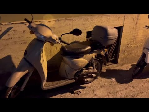 Nel vicolo di Sanremo dove è stato trovato il pacco bomba: era nascosto dietro ad alcuni scooter