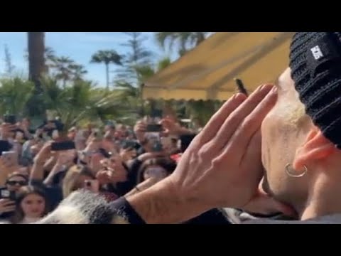 Folla di bambini canta con Mr. Rain