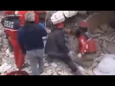 Le macerie crollano sui soccorritori ad Antiochia, in Turchia