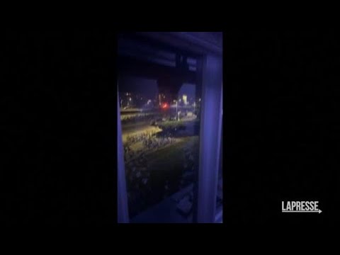 Usa, sparatoria in campus in Michigan: tre morti. Nel video il fuggi fuggi dall’università
