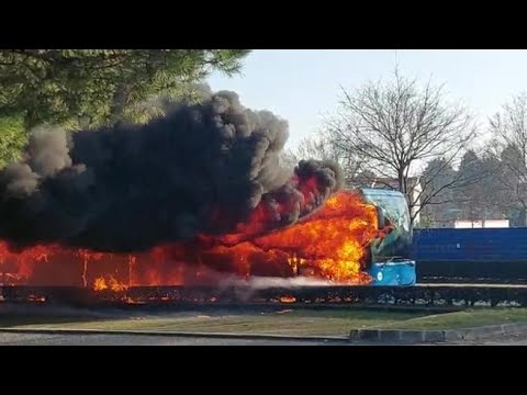 Bus di linea in fiamme a Desenzano: paura sul Garda