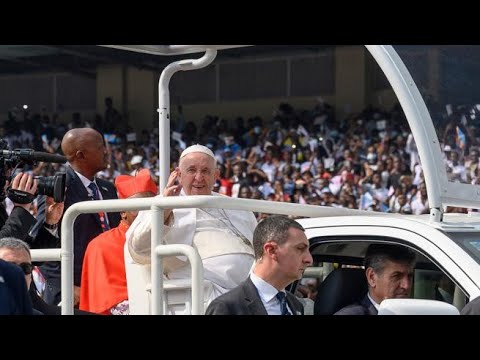 Ovazione per Papa Bergoglio al suo arrivo allo stadio di Kinshasa