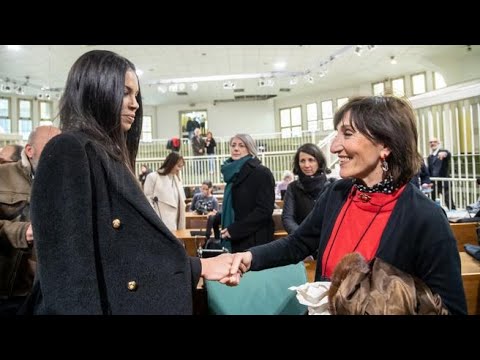 Ruby ter, Karima stringe la mano e regala il suo libro alla pm Siciliano: «Così conoscerete la…