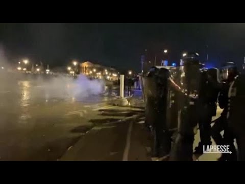 Francia, riforma pensioni: polizia carica manifestanti a Parigi