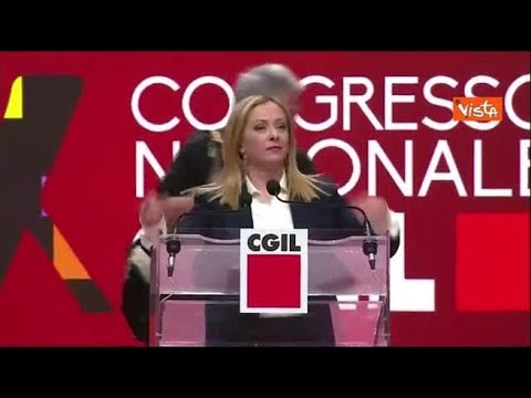 Meloni sale sul palco del congresso Cgil: «Paura dei fischi? Mi fischiano da quando ho 16 anni»