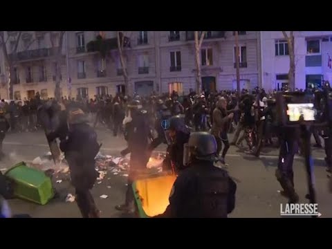 Francia, scontri e cassonetti in fiamme a Parigi