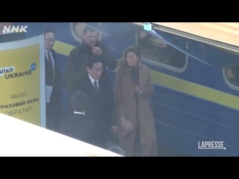 Ucraina, il primo ministro giapponese Kishida a Kiev: il video del suo arrivo in treno
