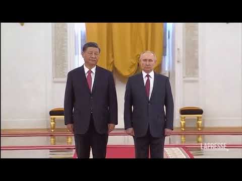 L’incontro al Cremlino tra Xi e Putin: bandiere giganti e un lunghissimo tappeto rosso per il…