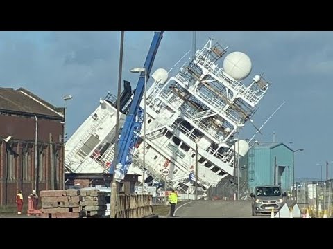 Nave si ribalta in un cantiere navale di Edimburgo: il forte vento la fa inclinare di 45 gradi