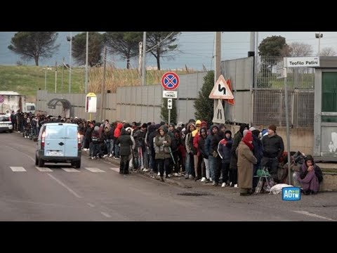 Roma, in fila per giorni davanti all’ufficio immigrazione per un documento