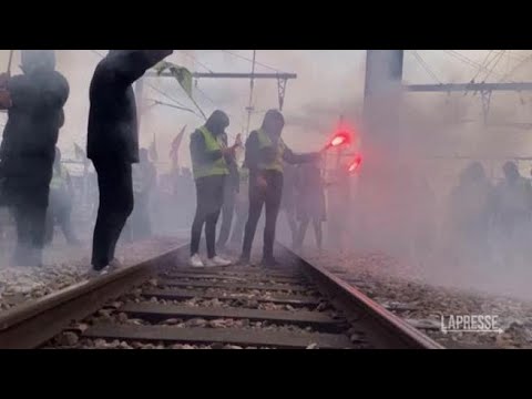 Caos in Francia per la riforma delle pensioni: bloccata la stazione Gare de Lyon di Parigi