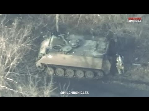 Ucraina, la fuga del carro armato: il soldato resta a piedi e tenta (l’inutile) inseguimento