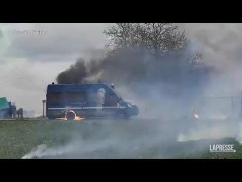 Francia, scontri violenti tra polizia e manifestanti: lancio di molotov e pietre