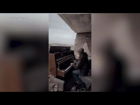 Un uomo suona il piano tra le rovine a Izyum