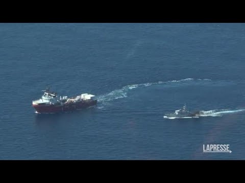Migranti, le immagini aeree dello «scontro» tra la Ocean Viking e la guardia costiera libica