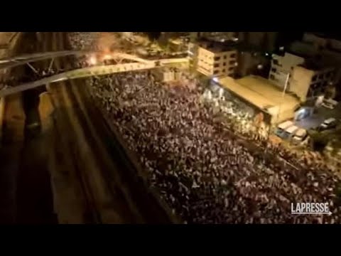 Tel Aviv, migliaia di manifestanti bloccano l’autostrada