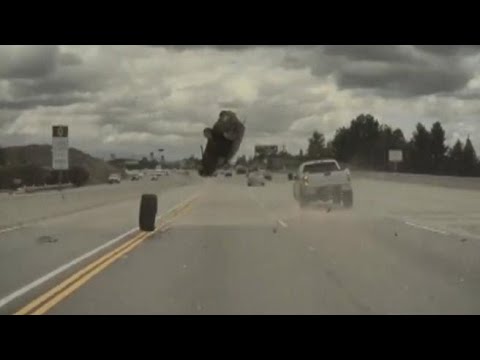 California: pneumatico si stacca in autostrada, colpisce un’auto e la fa decollare